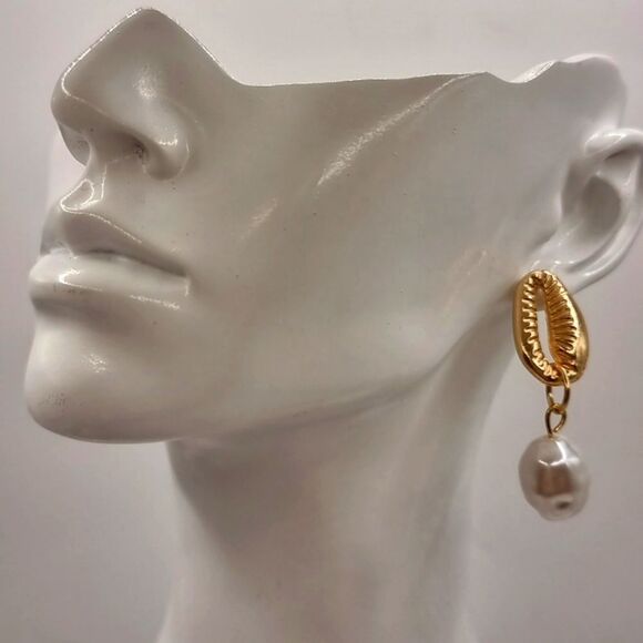 New Golden Seashell Pearl Drop Earrings - Picture 2 of 7